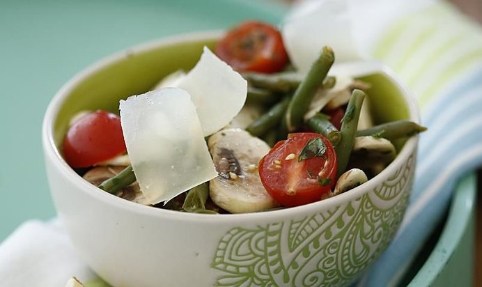 Салат из фасоли с грибами и черри