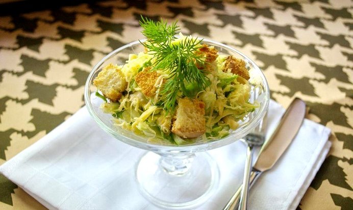 Овощной салат с курицей и сухариками