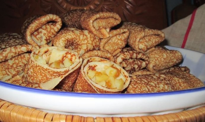Блинчики с яблоками и медом