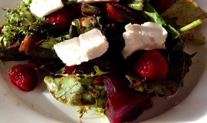 Салат с запеченной свеклой и козьим сыром под малиново-бальзамическим соусом