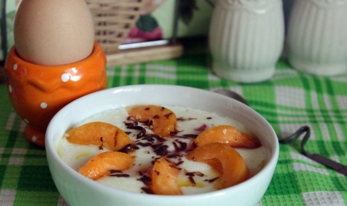 Манная каша с абрикосами, шоколадом и клубничным сиропом