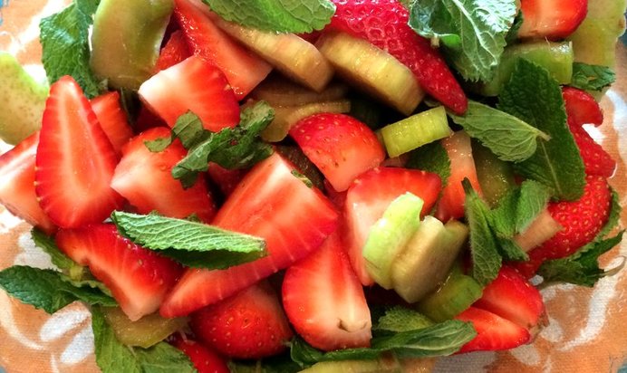 Салат из ревеня и клубники с соусом из рикотты