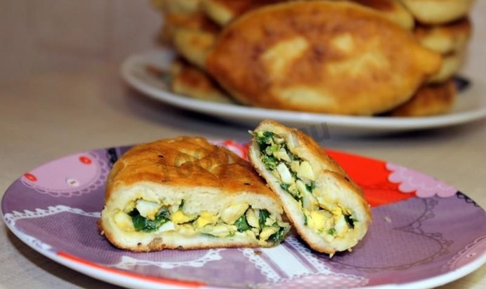 Пирожки на кефире с зеленым луком и яйцом