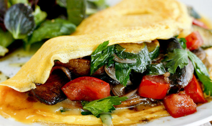 Омлет с грибами, помидорами и базиликом