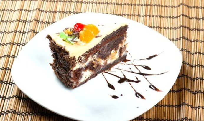 Шоколадный торт с грушами и сливочным кремом