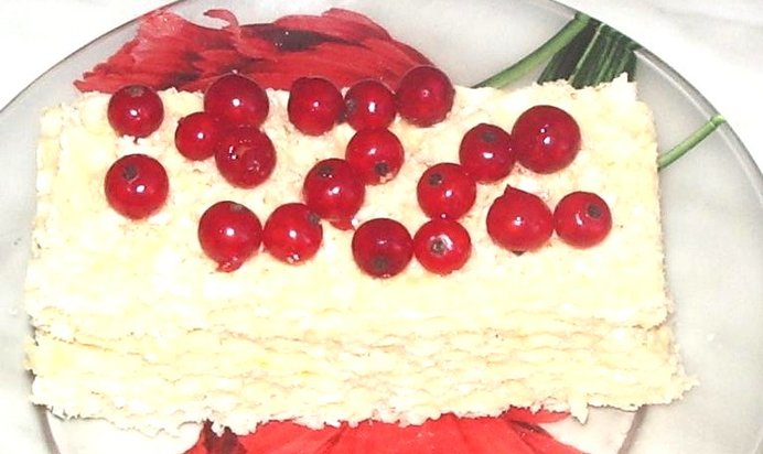 Вафельный торт с красной смородиной