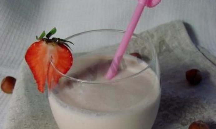 Коктейль бананово-клубничный