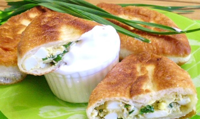 Пирожки с яйцом и зеленью