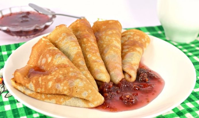 Блинчики на молоке и малиновом варенье