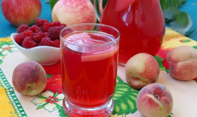 Компот из персиков, яблок и малины с мелиссой