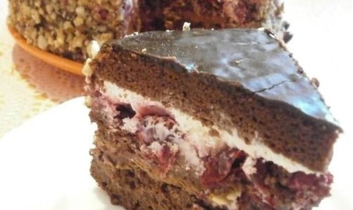 Торт с шоколадные кремом и вишней