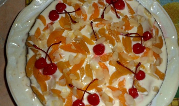 Торт со сметанным кремом и консервированными фруктами