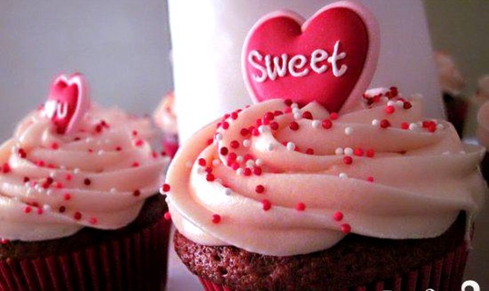 Шоколадные маффины со сливочной глазурью