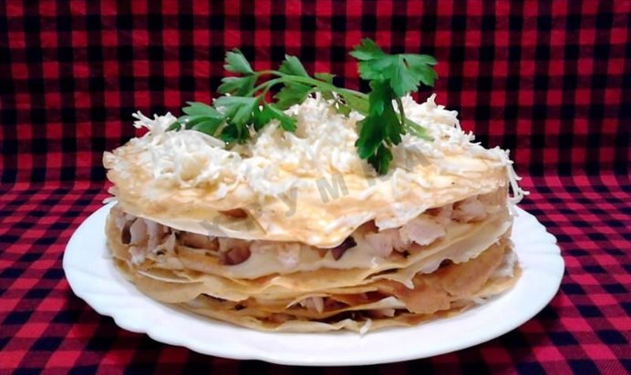 Блинный торт с грибами и курицей