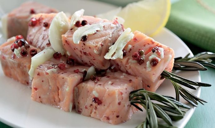 Розмариновые шашлычки из форели с овощным салатом
