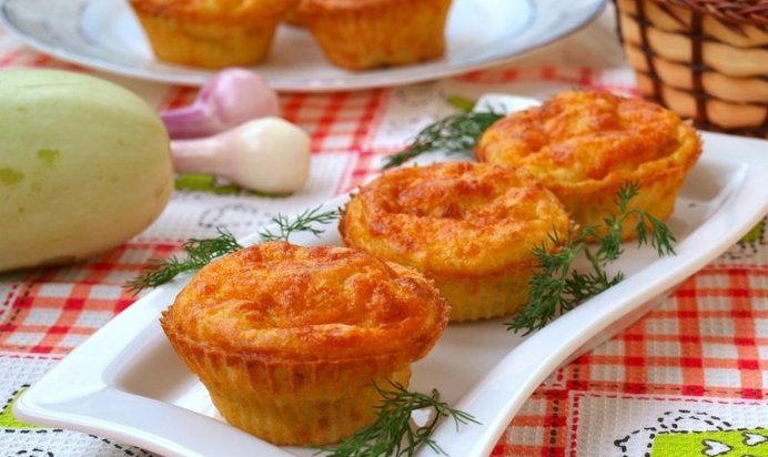 Закусочные маффины с кабачком и сыром