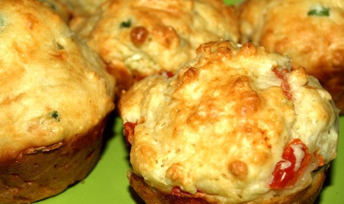 Сырные маффины с помидорами и зеленым луком