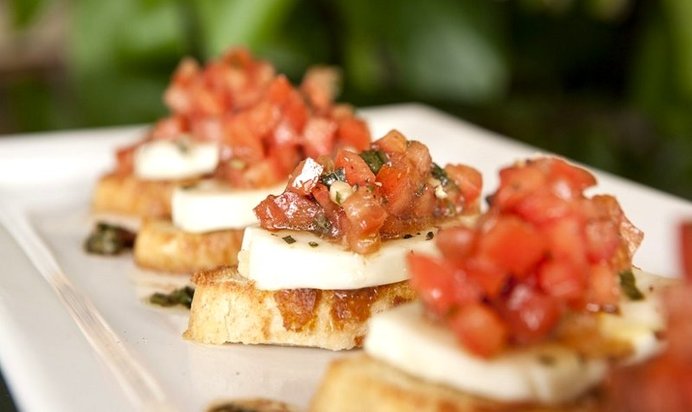 Брускетта с моцареллой