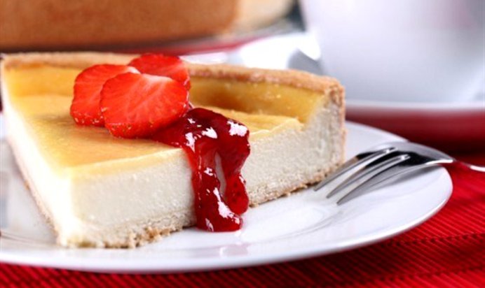 Творожная запеканка с ягодным сиропом