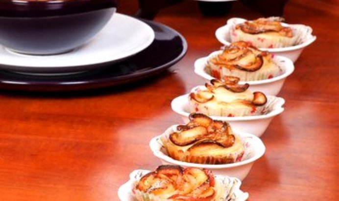 Маффины с кусочками яблок, грецкими орехами и корицей