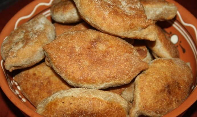 Пирожки из цельнозернового теста с картофелем, индюшатиной, маслинами и зеленью