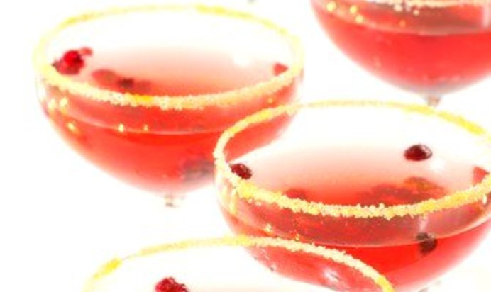 Новогодний коктейль из шампанского с клюквой и специями