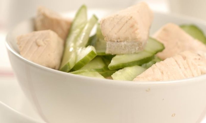 Салат с лососем и огурцом