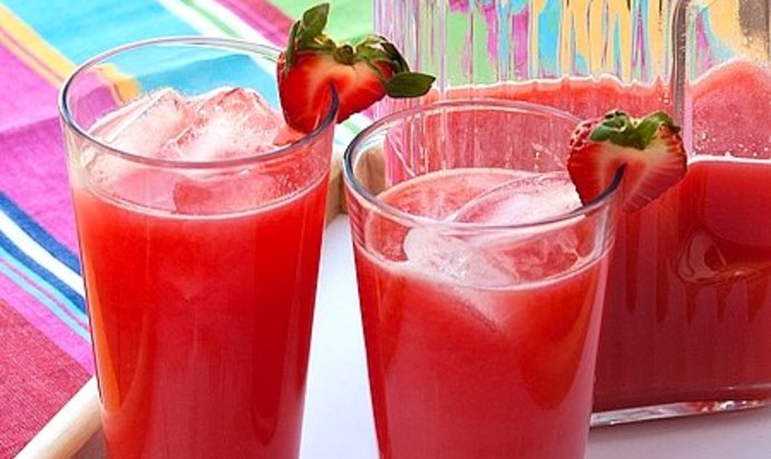 Компот из яблок и клубники