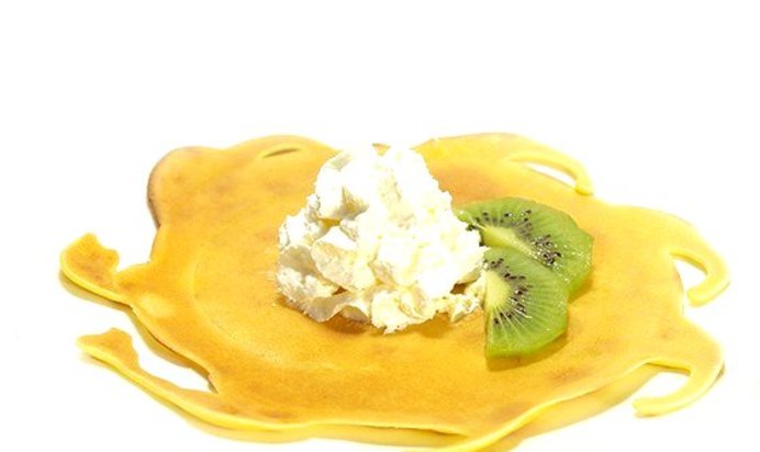 Тонкие блины с ягодами и взбитыми сливками