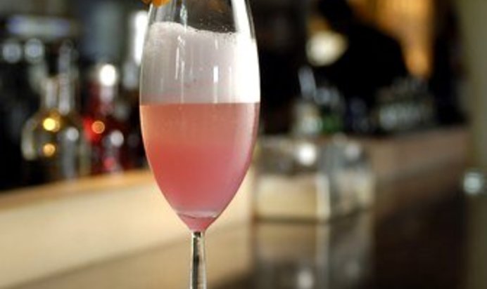 Новогодний коктейль с розовым шампанским