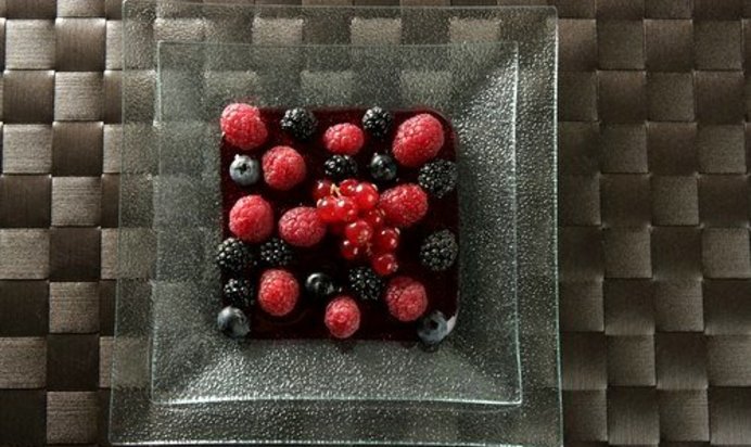 Малина и черника в сиропе из красного вина