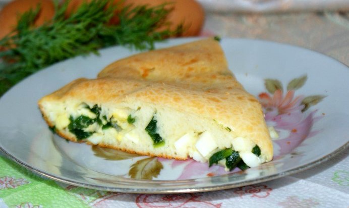 Заливной пирог с луком и яйцом