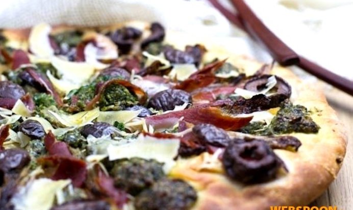 Пицца с цикорием и соусом песто