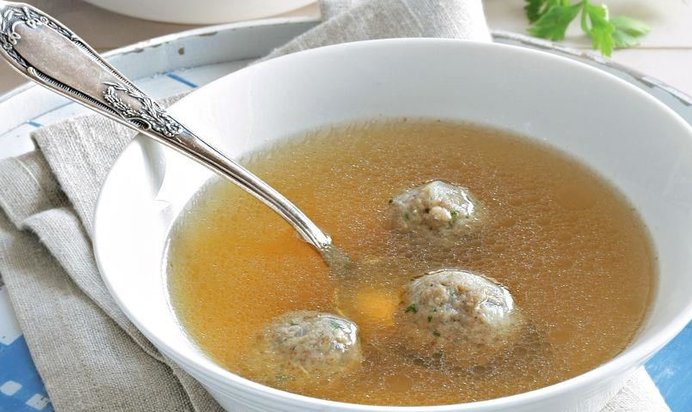 Куриный бульон с кнейдлах