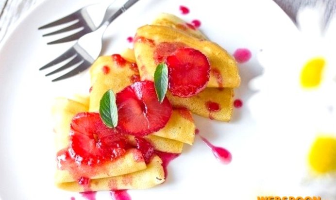 Сливочные блины с карамелизированными сливами