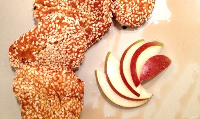 Тыква с медом в кунжуте, сервированная грушей и кленовым сиропом