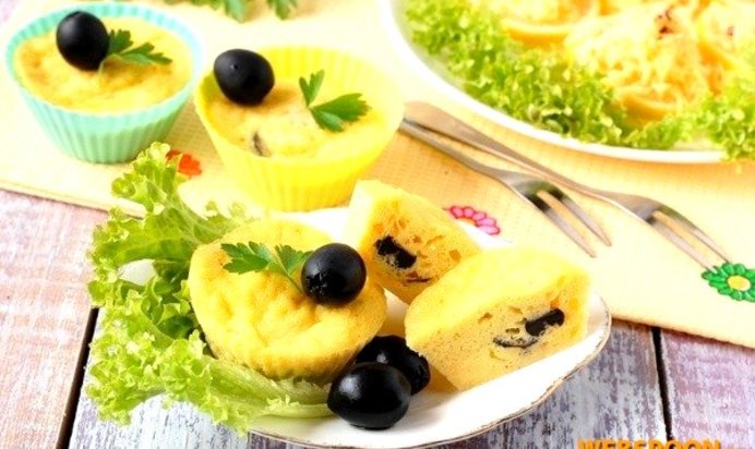 Кексы с сыром и оливками в микроволновке