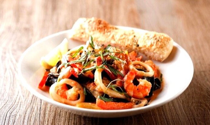 Морской коктейль, жареный с чесноком