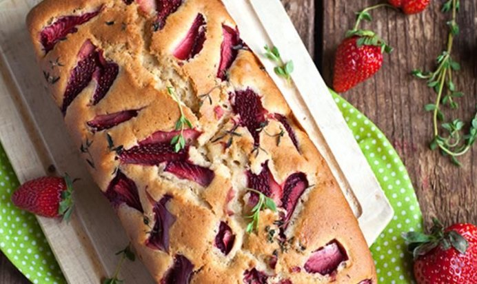 Кекс с клубникой и тимьяном