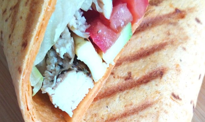 Тортилья с курицей, помидорами и авокадо на гриле