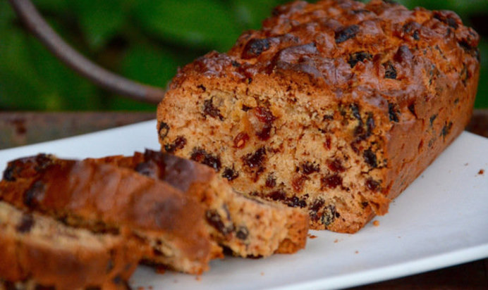 Кекс с изюмом и цукатами