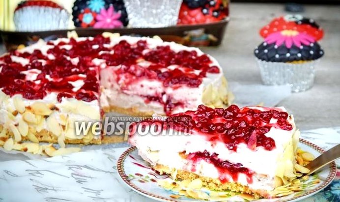 Торт Филадельфия с брусникой и миндалём