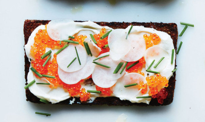 Брускетта с репой, красной икрой и зеленым луком