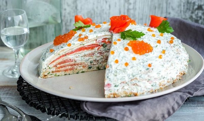 Блинный пирог с лососем и мягким сыром