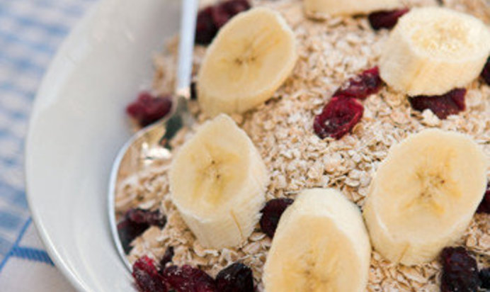 Быстрая овсянка с ягодами и бананами