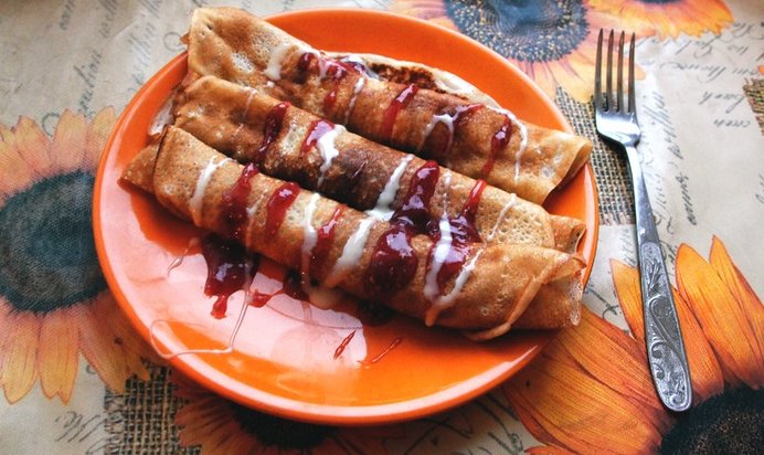 Блины на кислом молоке с малиновым джемом и сгущенкой