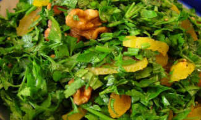 Салат из зелени с курагой и грецкими орехами