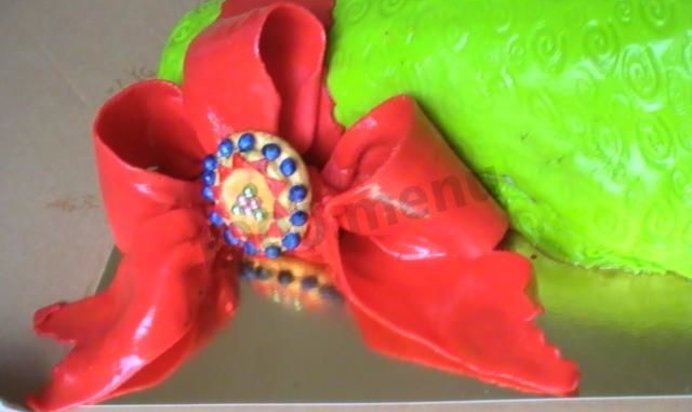 Праздничный бант из мастики на торт
