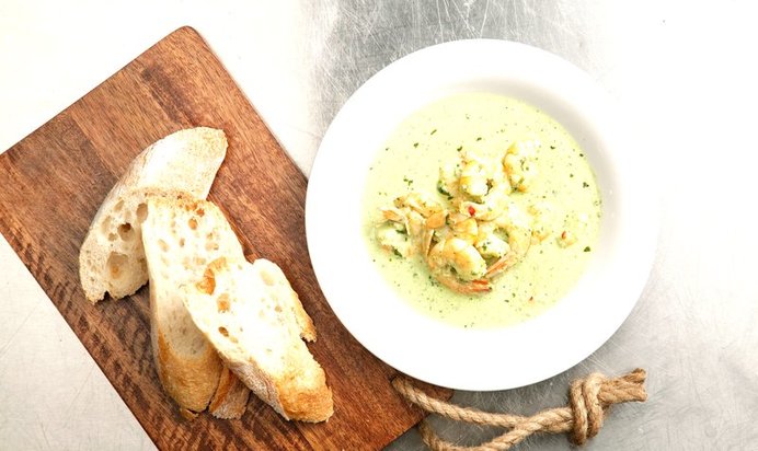 Креветки в соусе песто