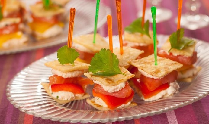 Канапе из блинов с красной рыбой